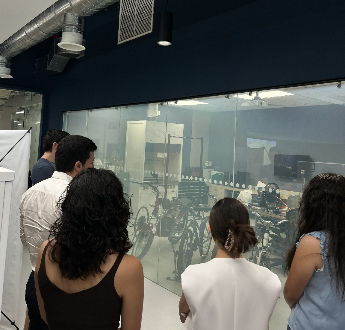 Alumnos de la Licenciatura en Emprendimiento visitan los proyectos del equipo Sustainable Energy Research Group