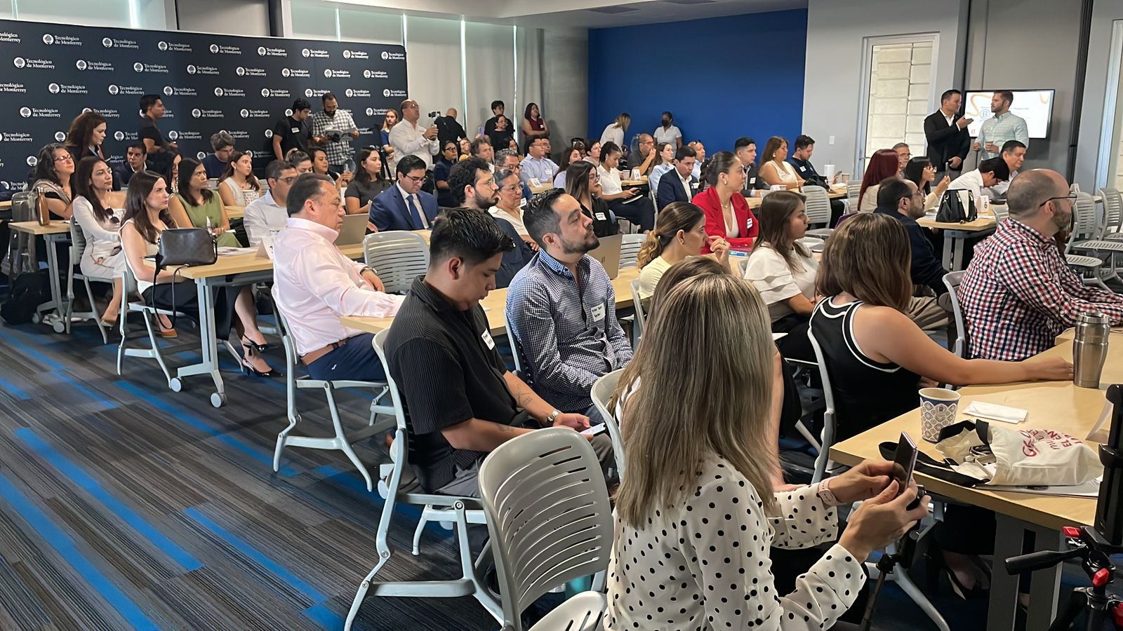 Participantes escuchando ponencia en Ronda de Negocios Monterrey 2025