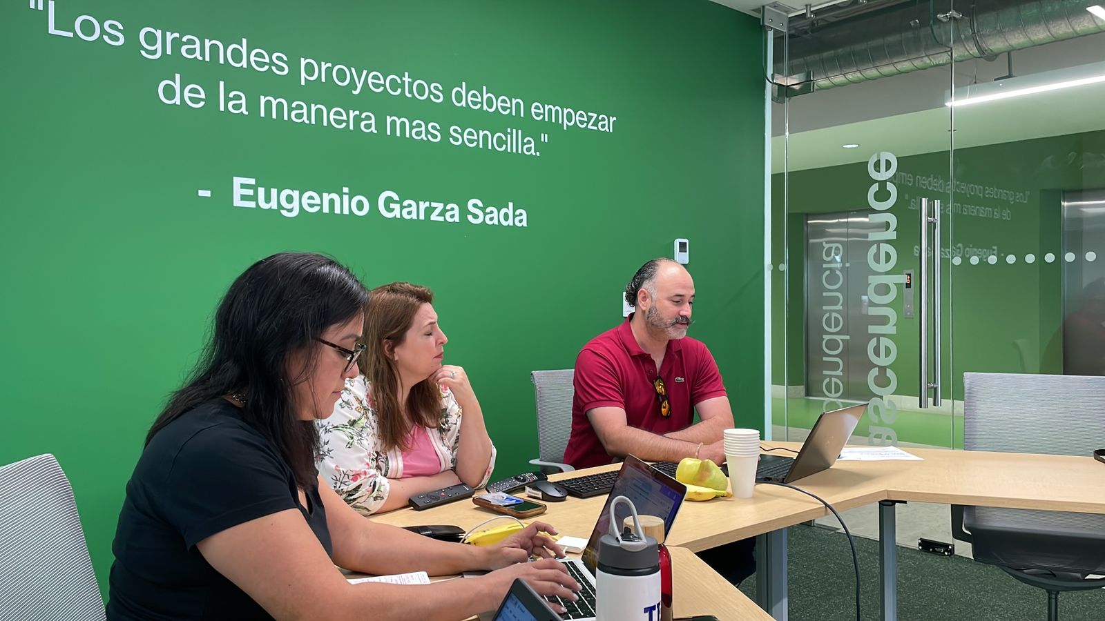 Paty Torres y Vanessa Villareal en la reunión de investigadores del Nodo de Innovación Económica Monterrey.