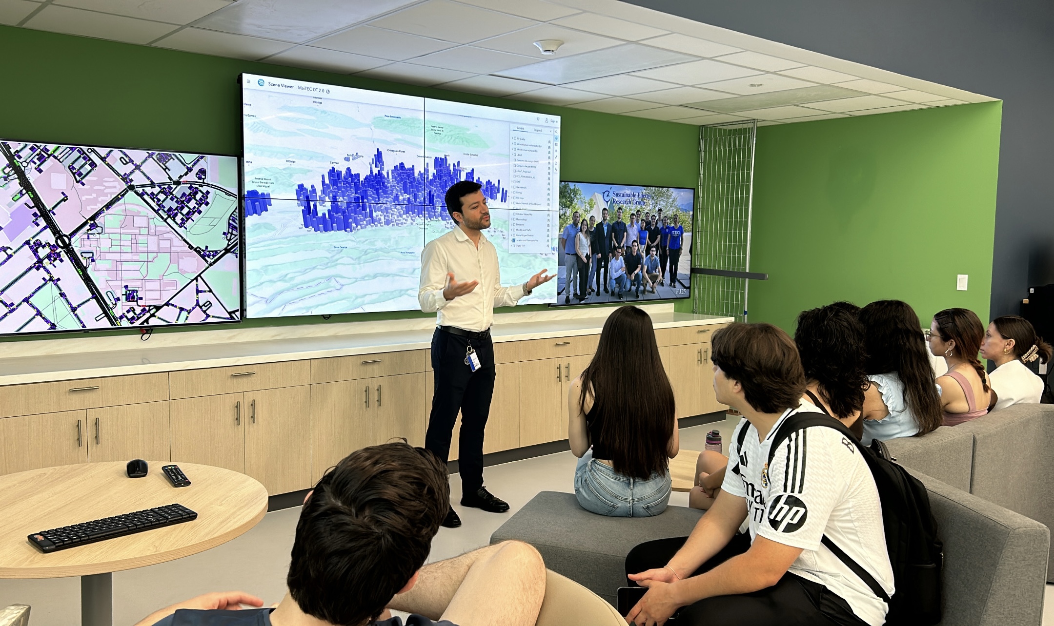 Alumnos observando proyecto en Zona Tec del Sustainable Energy Research Group