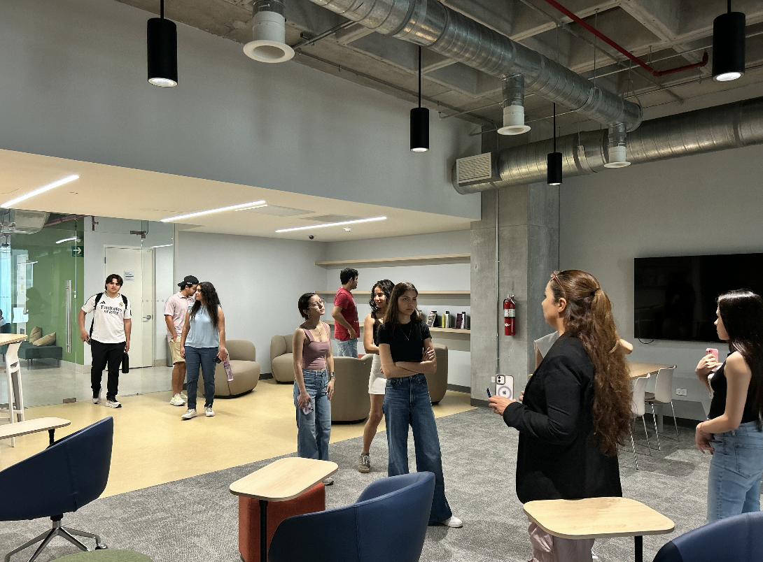 Estudiantes de la Licenciatura de Emprendimiento del Tec de Monterrey en el Centro de Empresas Conscientes